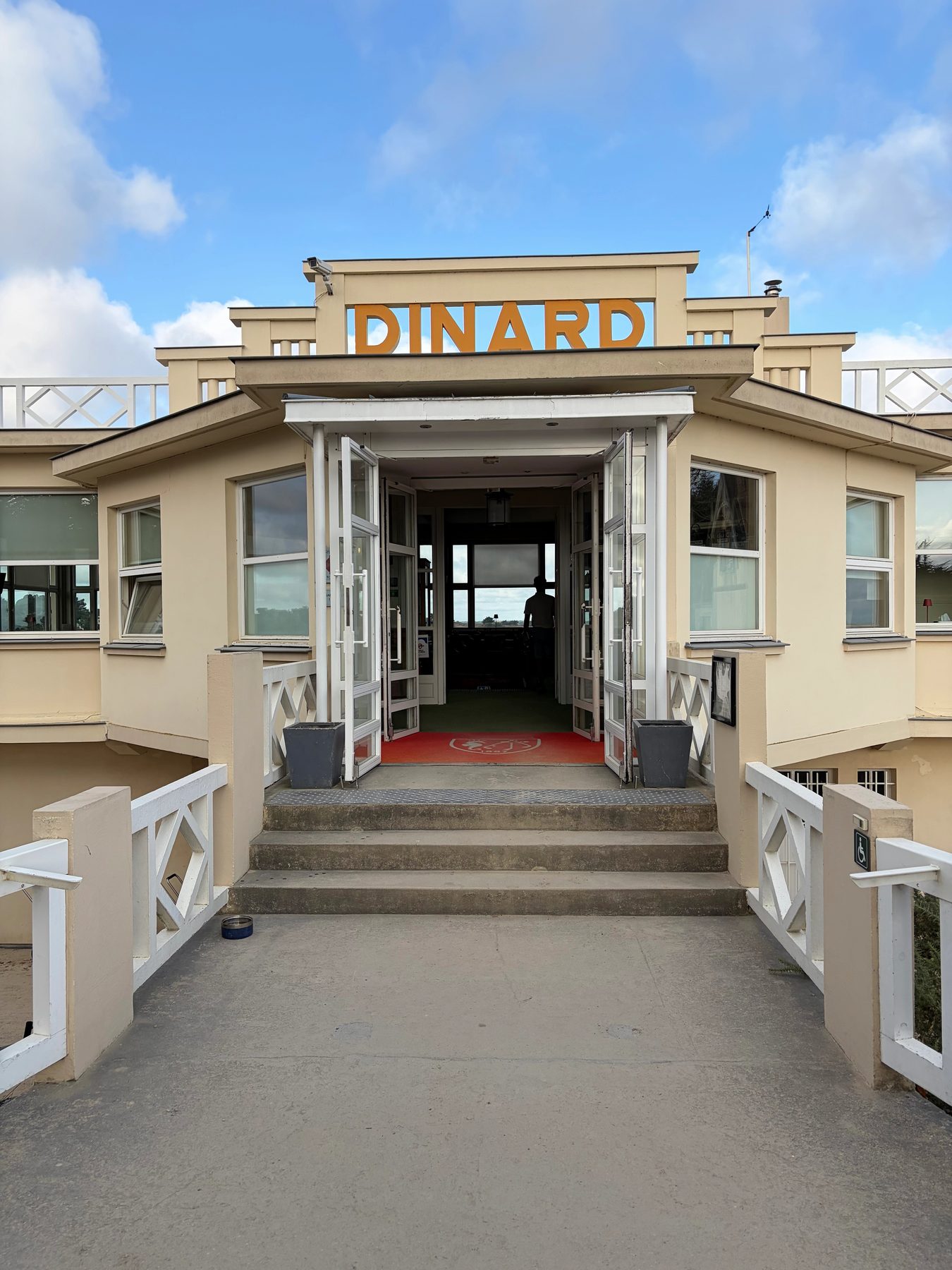 Entrance to Dinard Golf Club clubhouse